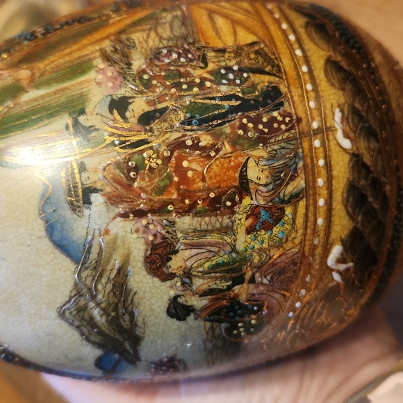 Satsuma Geisha Large Porcelain Egg with Golden Brass Platform Base - Picture 4 of 16